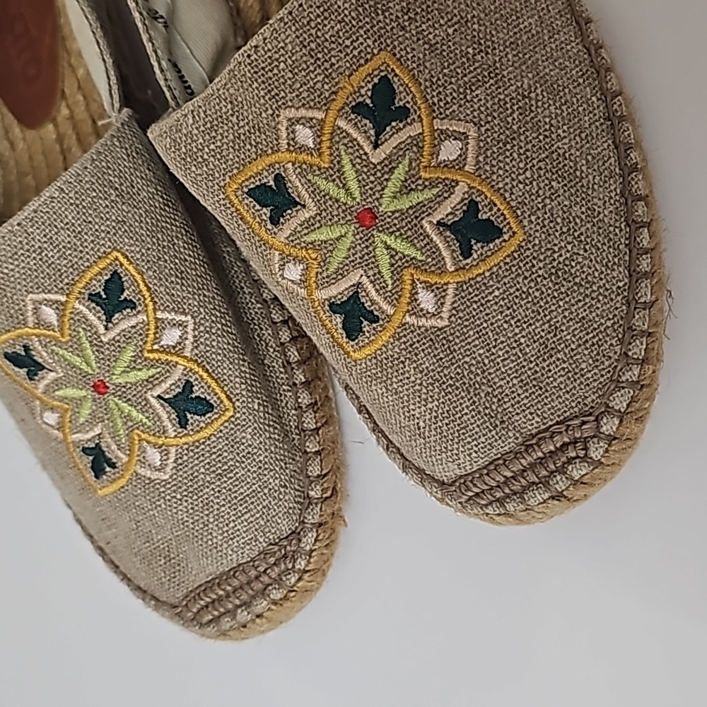 Viscata Espadrille Tan Slip On Loafers Womens 41 EUC Embroidered Tile Multicolor - Picture 2 of 9